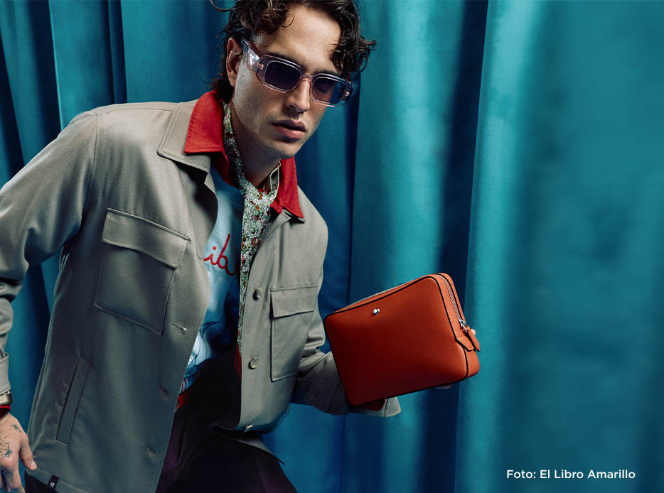 Hombre usando chaqueta de vinipiel color gris, lentes de sol negros 