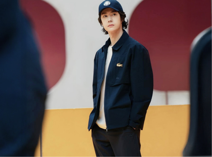 Hombre usando gorra negra, chamarra color azul marino y pantalon color negro PREPPY