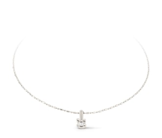 Collar plateado con dije cuadrado con letras negras que dice UNO DE 50