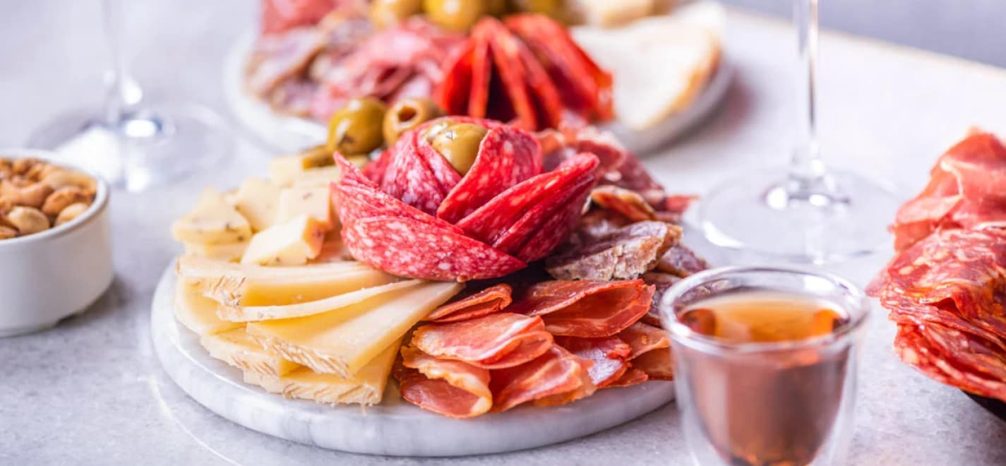 Imagen con quesos y carnes frias, GOURMET