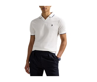 Hombre usando polo blanca y pantalon color negro, POLO