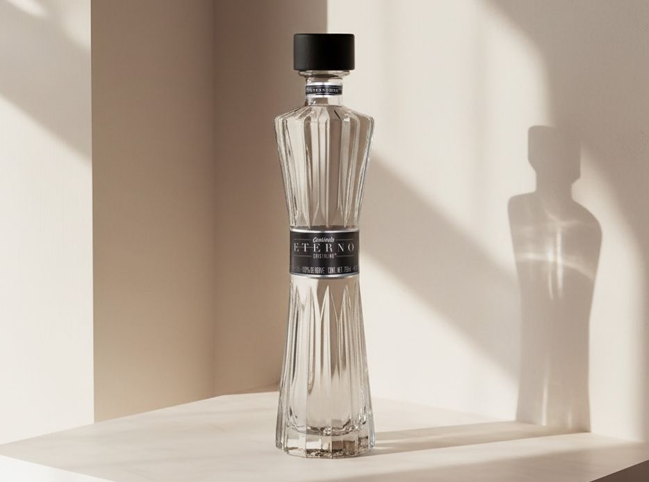 botella de licor con tapa y etiqueta negra Centinela