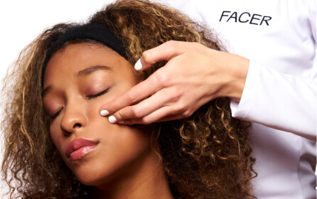 Imagen de una mujer a la cual le realizan servicio facial