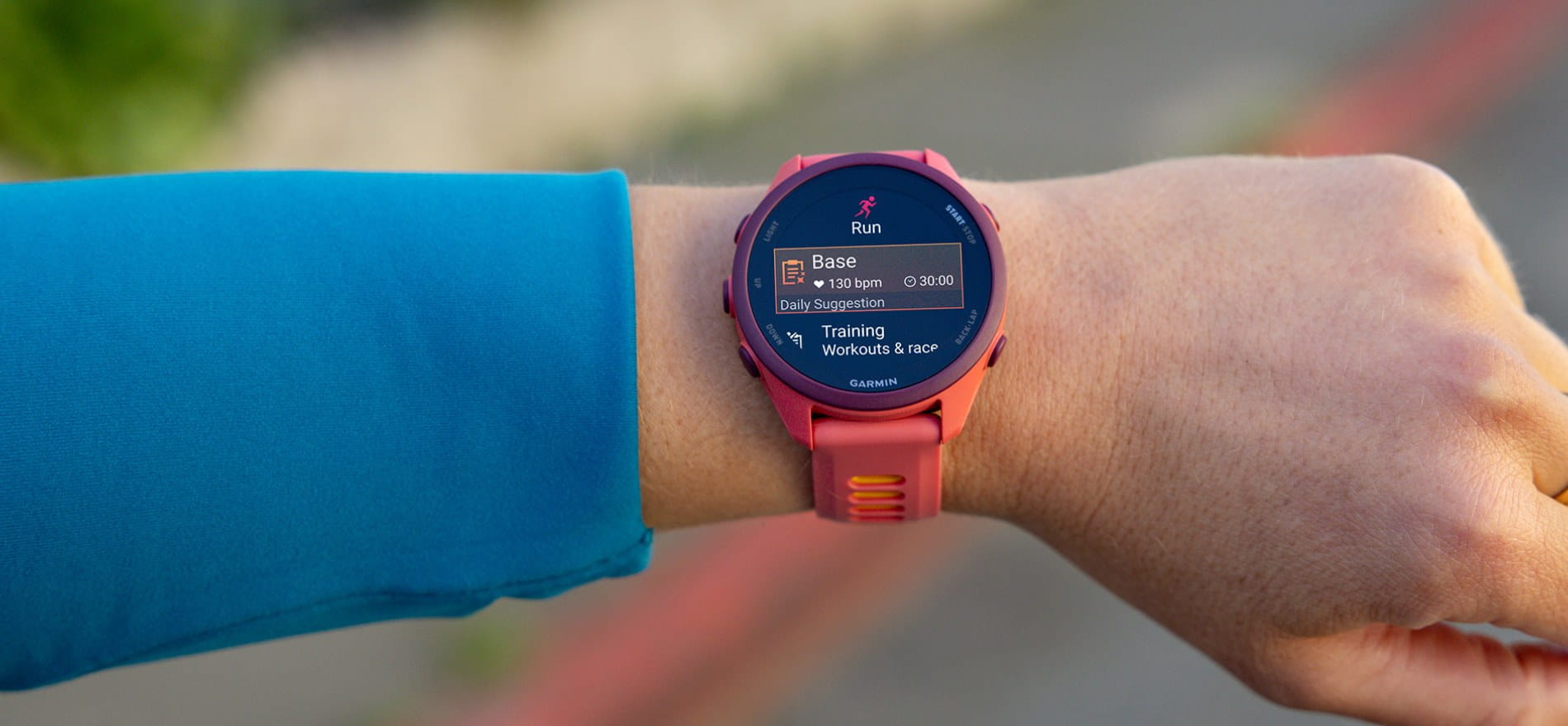 Imagen de un brazo con un smartwatch color naranja GARMIN