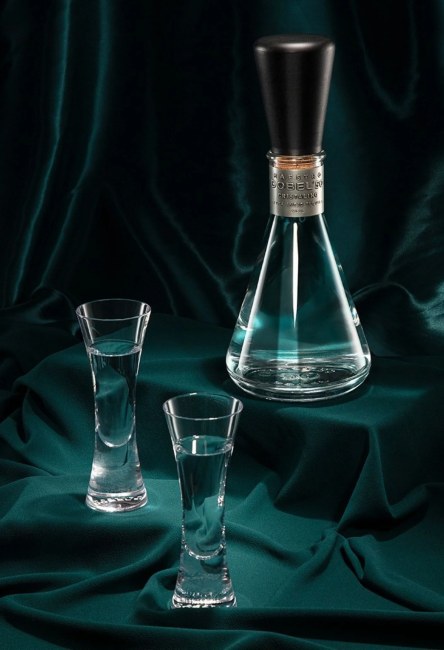 Botella de tequila DOBEL