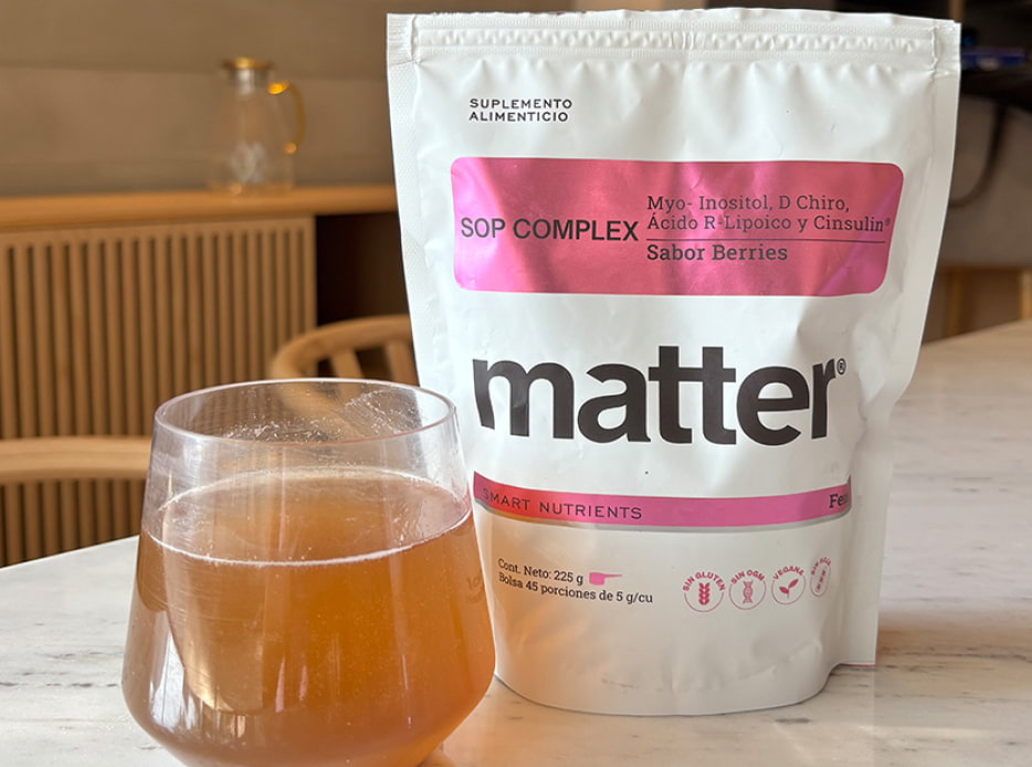 Imagen de una bolsa de suplemento alimenticio y un baso con con suplemento MATTER