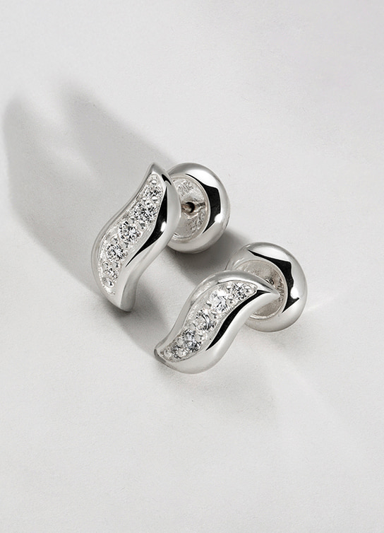 aretes plateadas cn pierdras 