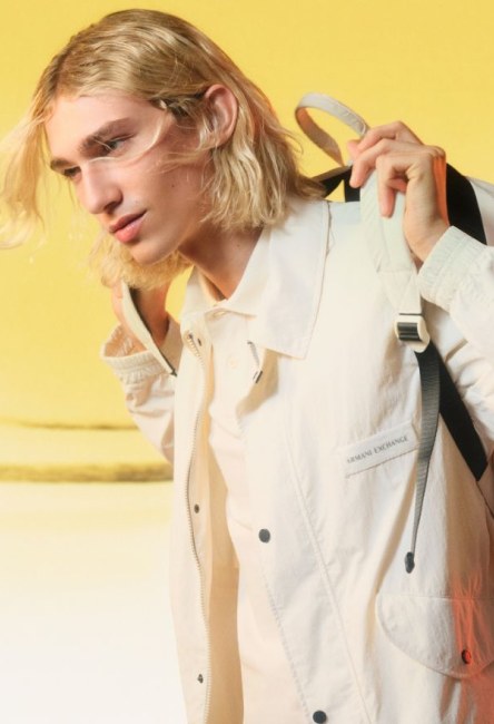 Hombre usando camisa blanca ARMANI EXCHANGE