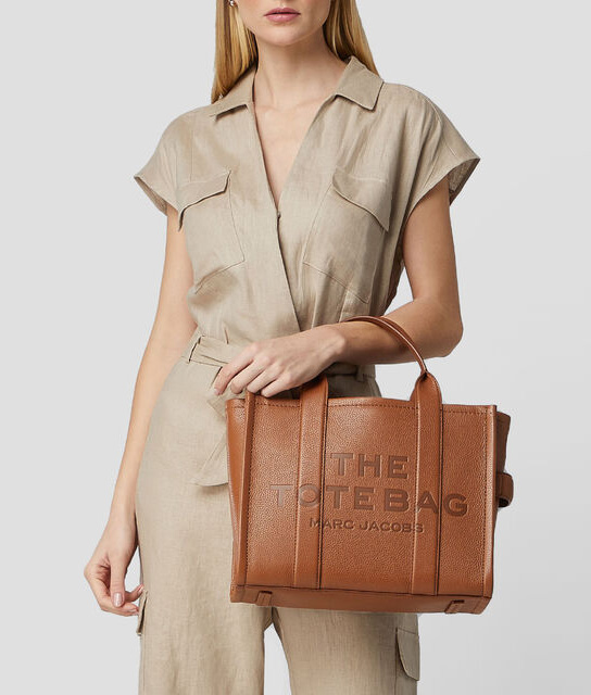 Mujer con ropa beige, lleva un bolso TOTE BAG