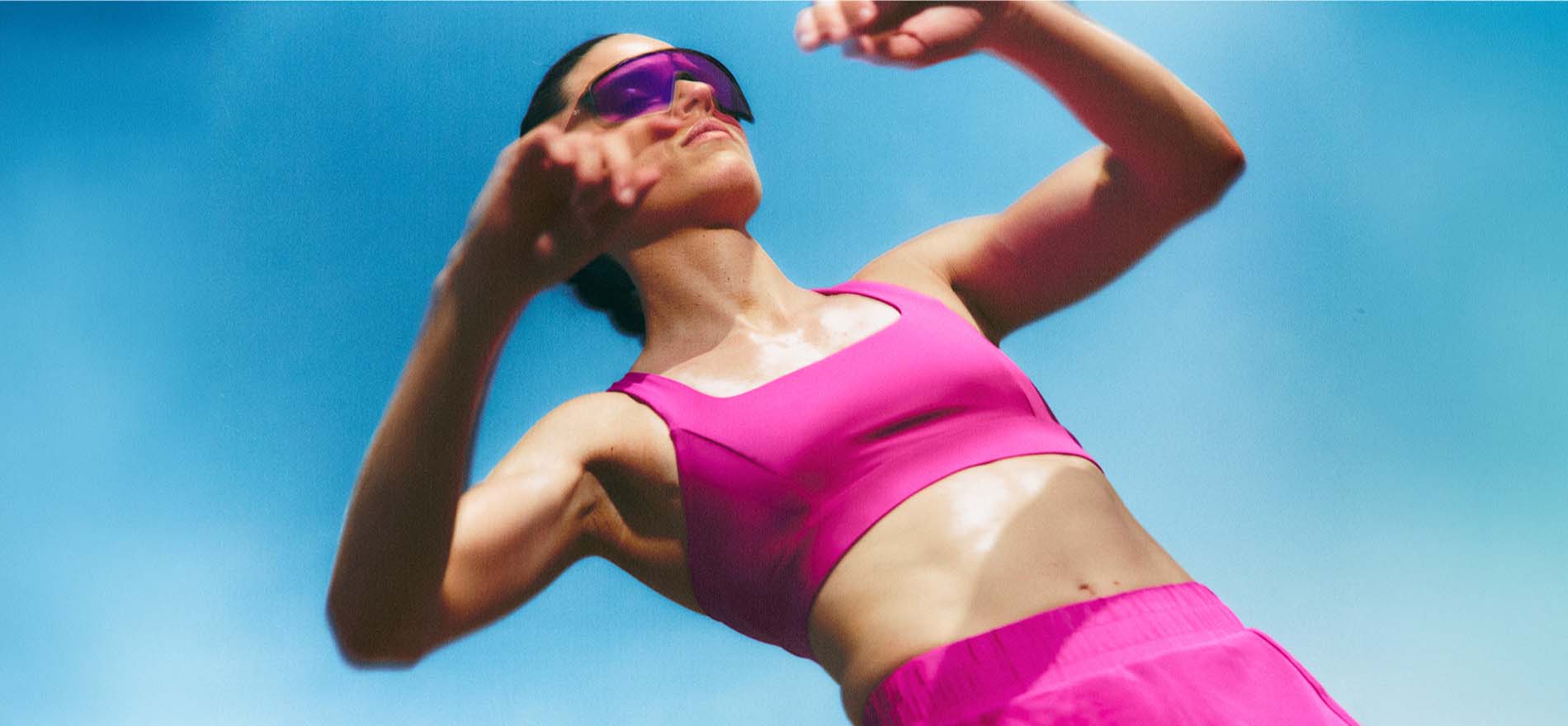 Imagen de mujer usando ropa deportiva color rosa