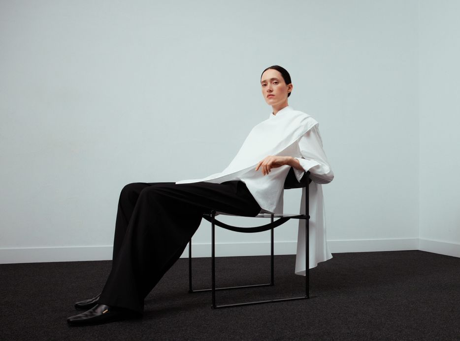 Mujer usando blusa blanca y pantalon negro