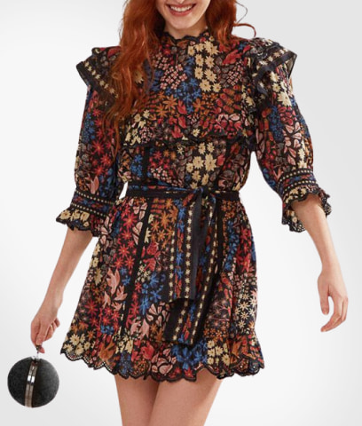 Mujer con vestido estampado de flores y ojas de varios colores