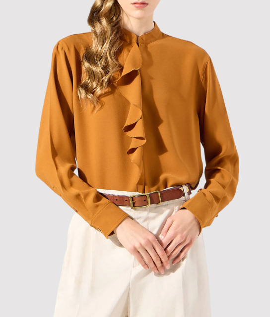 Mujer usando blusa cafe 