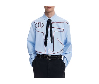 Imagen de hombre con camisa azul y pantalon negro MODA ESPAÑOLA