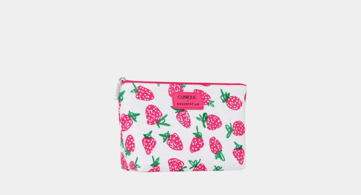 Cosmetiquera con estampado de fresas de la marca CLINIQUE