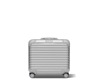 Imagen de maleta cuadrada de ruedas plateada, de la marca RIMOWA