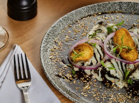 imagen de un platillo de enchiladas de mole tipo gourmet