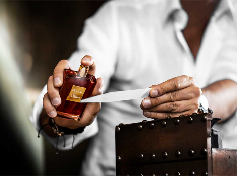 Hombre probando fragancias KILIAN