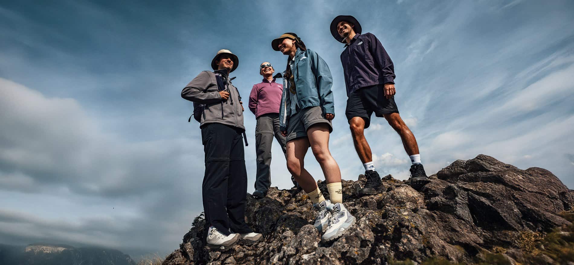Imagen de cuatro personas en una monta&ntilde;a usando ropa de la marca THE NORTH FACE