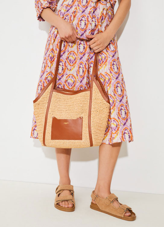 Mujer usando vestido rosa con sandalias cafe claro