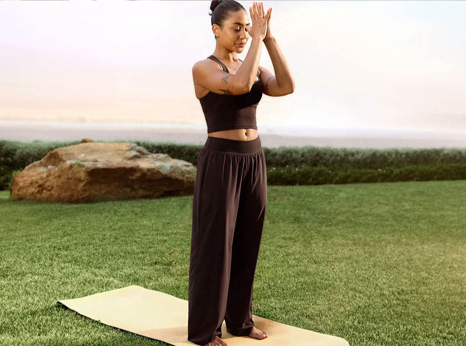 Mujer haciendo yoga en su casa