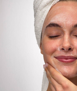 Imagen del rostro de una mujer la cual se realiza un SKING CARE