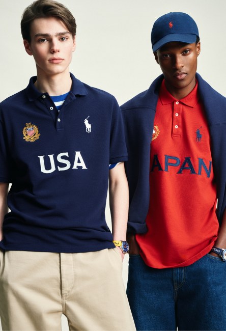 Hombre usando ropa obscura y un sueter rosa de la marca POLO RALPH LAUREN