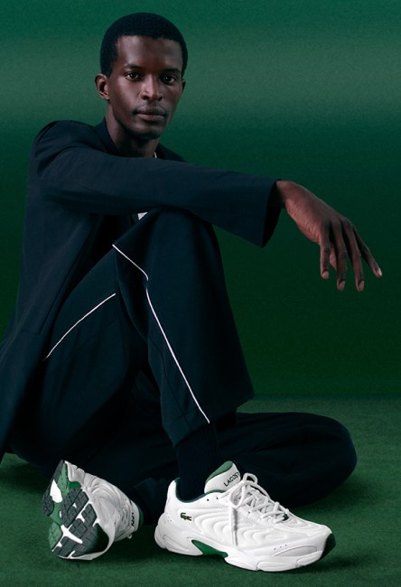 Hombre usando conjunto de pants color verde LACOSTE