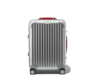 Imagen de maleta gris con ruedas rectangular de la marca RIMOWA