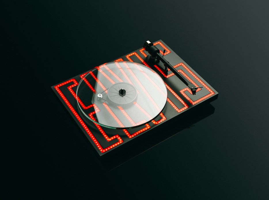 Tornamesa de la marca Pro-Ject con un dise&ntilde;o moderno y luces rojas, ideal para la reproducci&oacute;n de discos de vinilo en alta fidelidad.