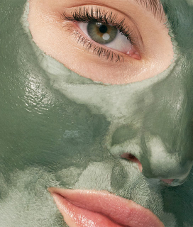 Rostro de una mujer la cual lleva un mascarilla verde