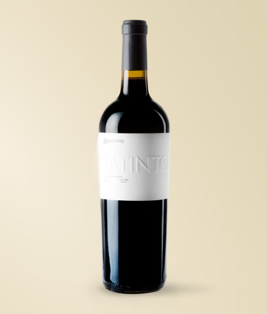 Botella de color negra con etiqueta blanca Vinos Mexicanos