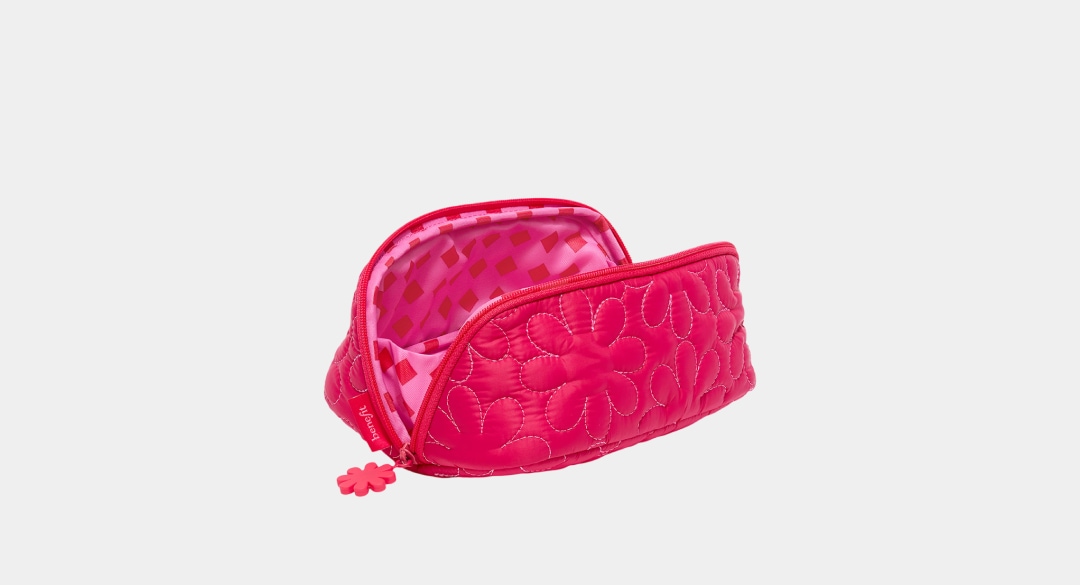 recibe una cosmetiquera de la marca BENEFIT