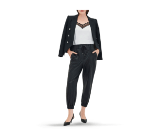 Imagen de mujer con traje color negro. JULIO