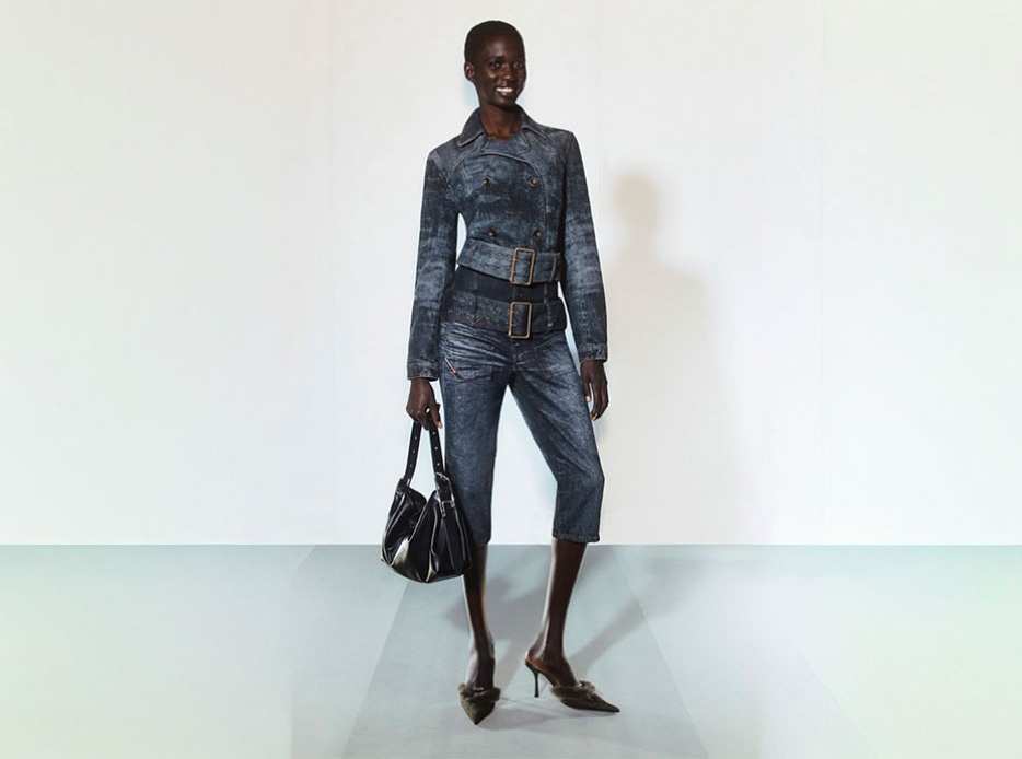 Mujer usando conjunto de mezclilla de licra color azul