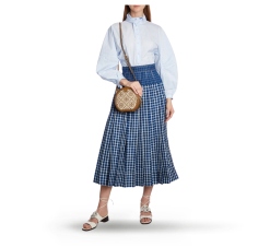 mujer usando blusa y falda azul, Tory Burch