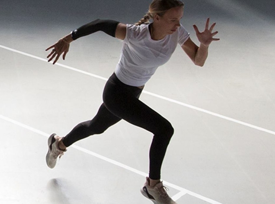 mujer con ropa color negro y blanco corriendo, RUNNING