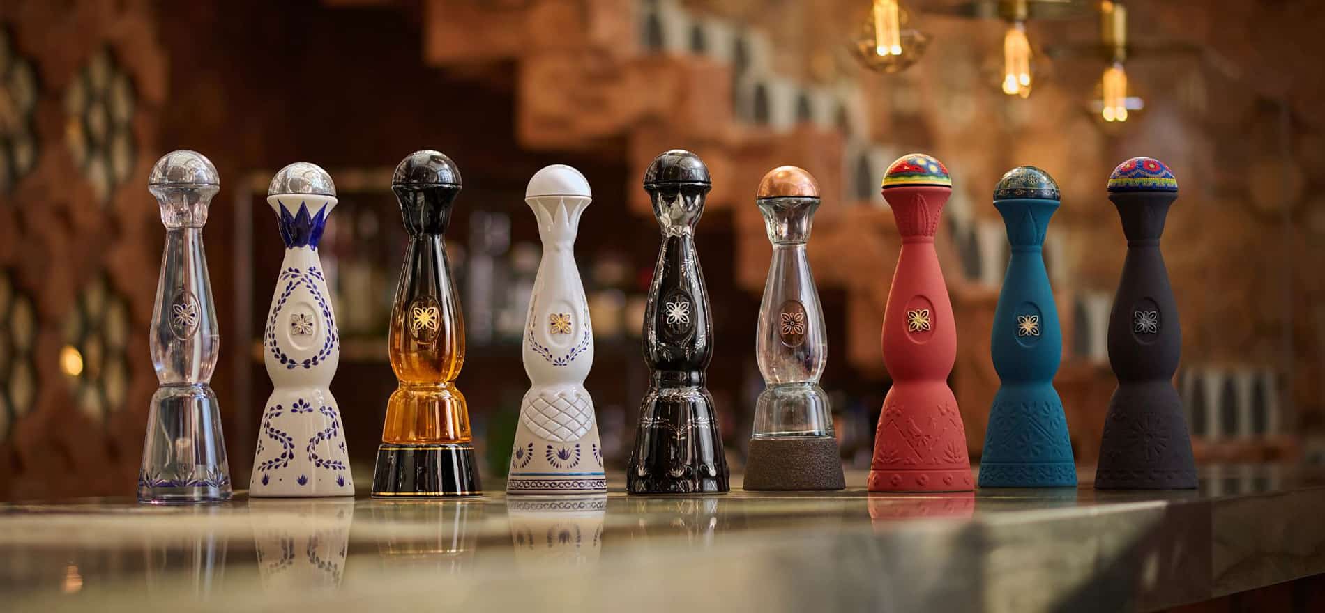 Imagen de botellas de tequila de distintos colores de la marca CLASE AZUL