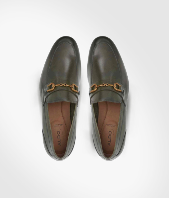 Mocasines de color verde, tiene decoración en empeine de color dorado