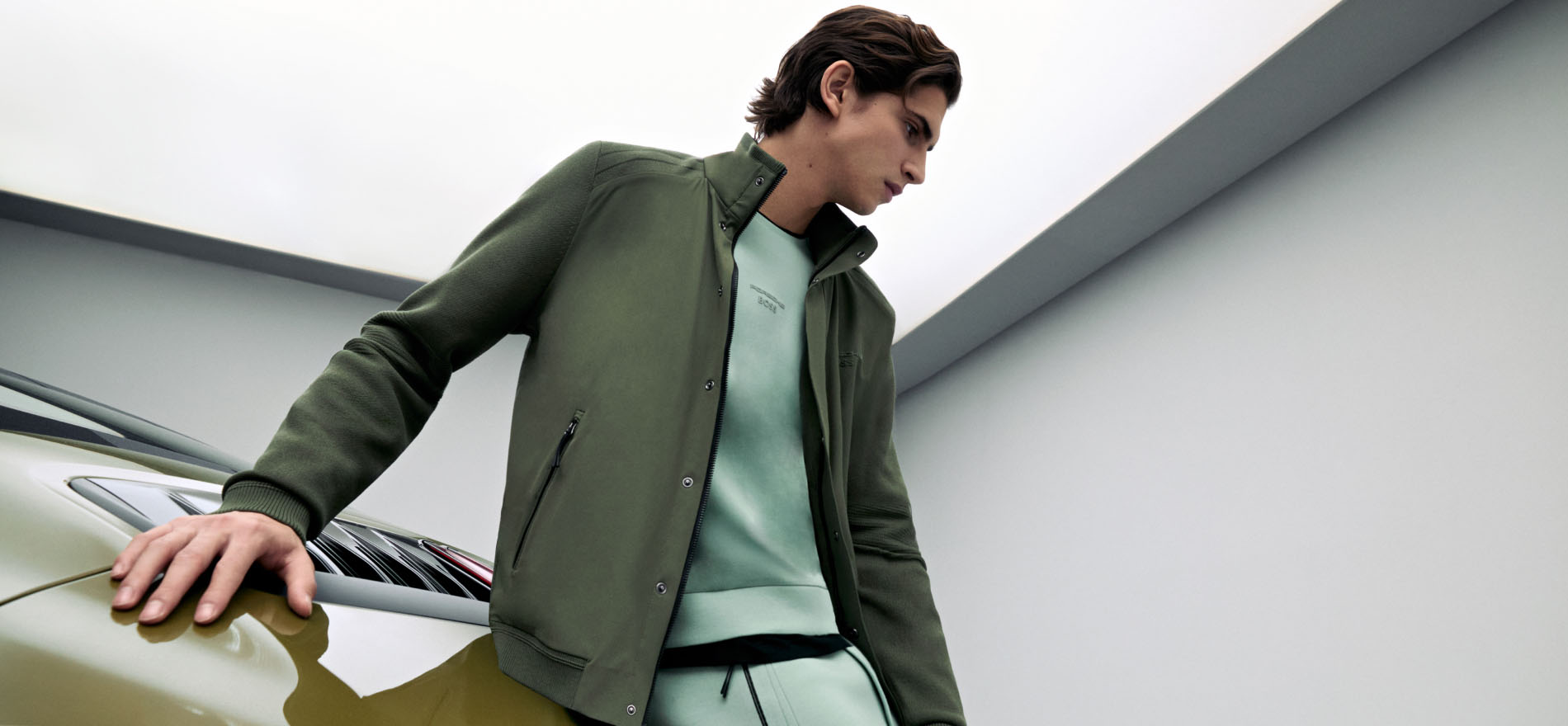 Hombre usando conjunto de pants color menta y sudadera color verde 