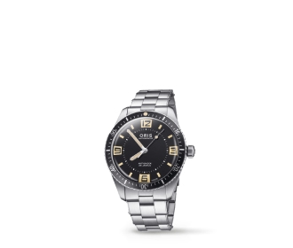 Reloj plateado con carátula negra