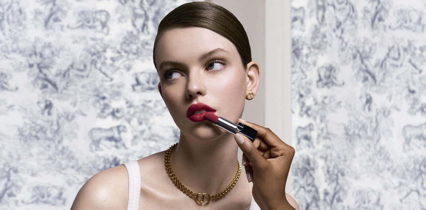 Modelo aplicando labial rojo de la campa&ntilde;a Dior Stunning Red Look