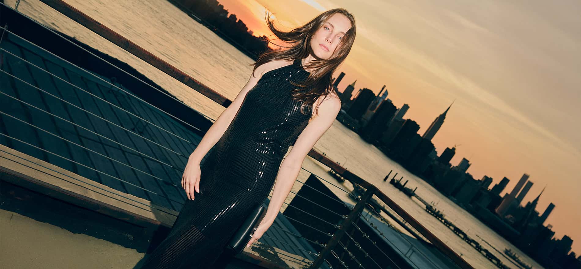 Mujer usando vestido de coctel color negro brillante