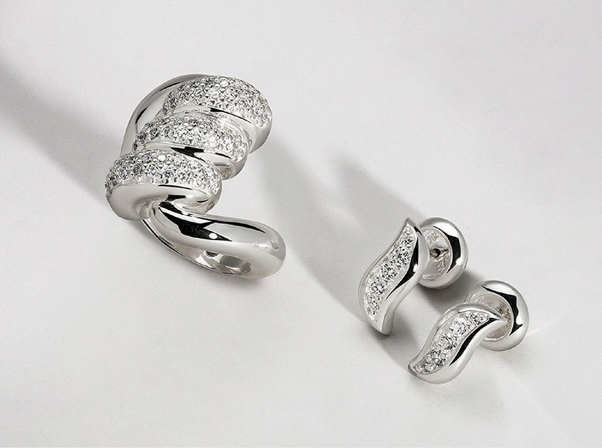 Anillo y aretes plateados 