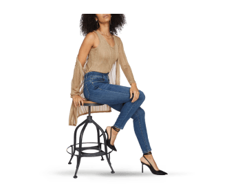 mujer con pantalon de mezclilla y blusa beige. FRANK LYMAN