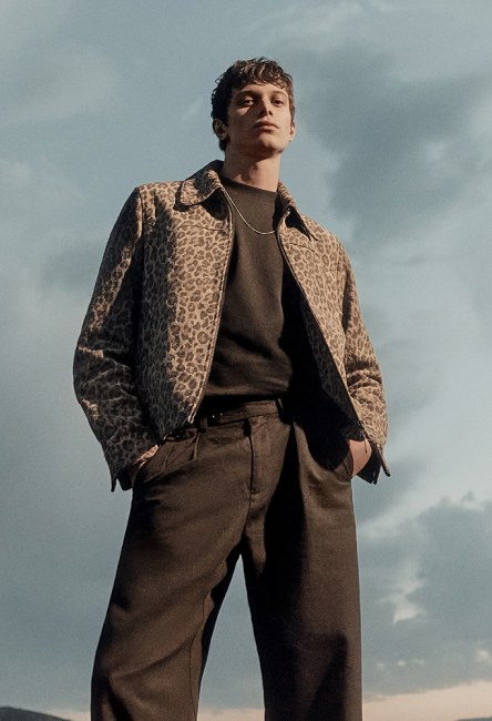 Hombre usando ropa cafe de la marca ALL SAINTS
