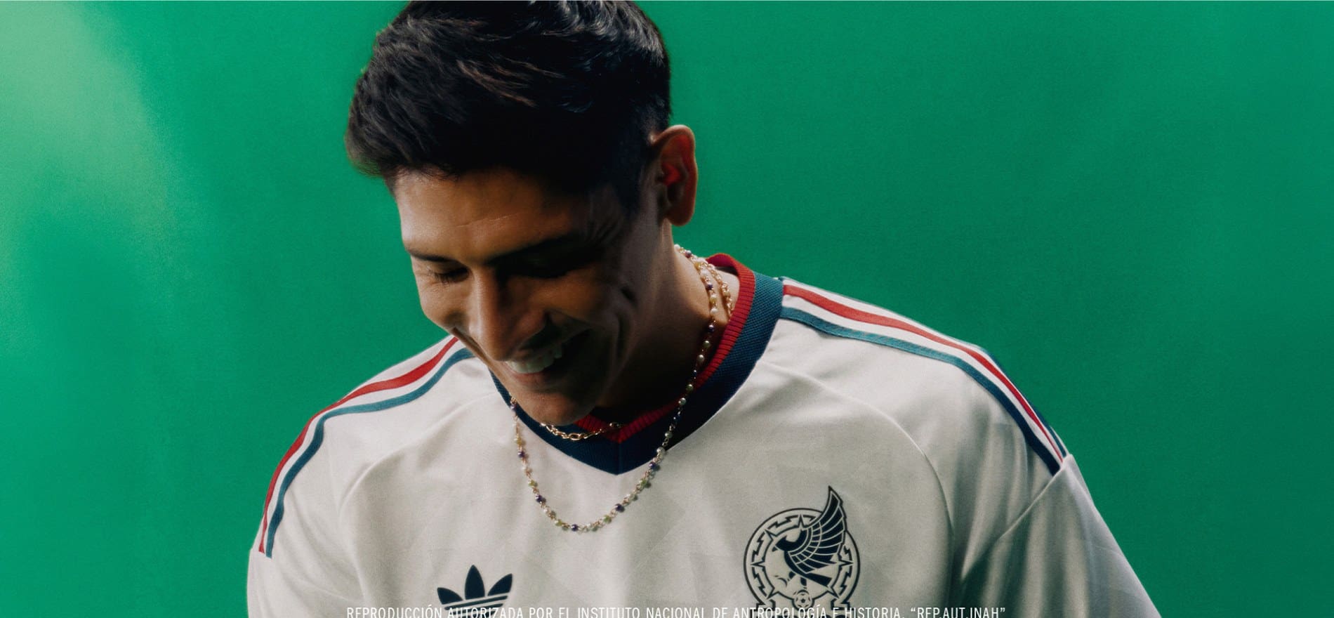 Jugador de futbol usando camiseta oficial ADIDAS de la seleccion mexicana