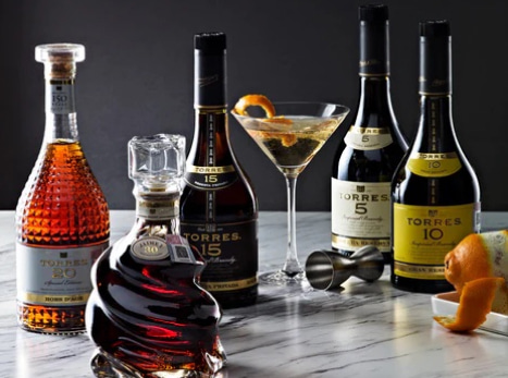 imagen de Botellas de diferentes botellas de licor