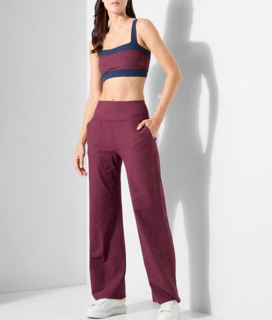 Mujer usando conjunto de top y pants de color vino