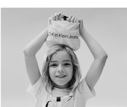 Imagen de niña con playera y bolso blanco